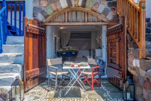 Снимка в галерията на Gorgeous Apt in front of the Sea at Klima Milos в Klima