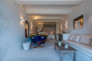 Кът за сядане в Gorgeous Apt in front of the Sea at Klima Milos