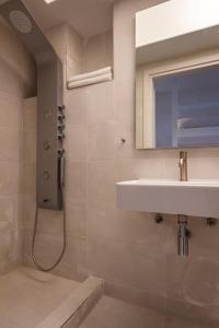 Баня в Gorgeous Apt in front of the Sea at Klima Milos