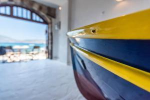 Снимка в галерията на Gorgeous Apt in front of the Sea at Klima Milos в Klima