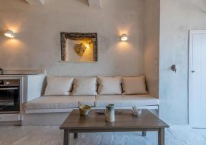 Кухня или кухненски бокс в Gorgeous Apt in front of the Sea at Klima Milos
