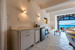Кухня или кухненски бокс в Gorgeous Apt in front of the Sea at Klima Milos