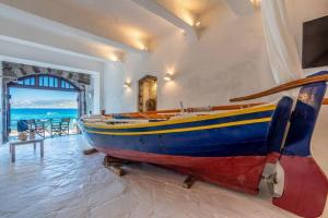 Кът за сядане в Gorgeous Apt in front of the Sea at Klima Milos