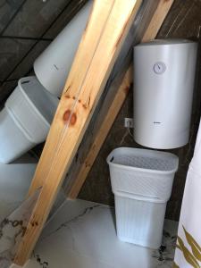 baño con aseo y cubo de basura en Vikednica ZEA,  10 fotos más