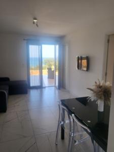 Χώρος καθιστικού στο Solenzara T2 rez de villa, vue mer, proximité plage et village