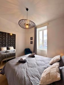 a bedroom with a large bed and a window at Vue Odet - calme & lit Queen Size à Quimper in Quimper