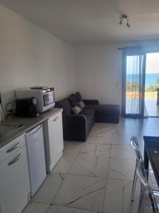 Η κουζίνα ή μικρή κουζίνα στο Solenzara T2 rez de villa, vue mer, proximité plage et village