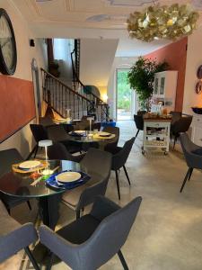 un ristorante con tavoli e sedie e una scala di Blu Oltremare camere bijoux a Varazze