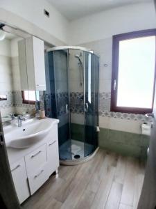 ein Badezimmer mit Dusche und Waschbecken in der Unterkunft B&b Il Giardinetto in Selargius + 28 Fotos