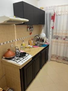 a kitchen with a stove and a counter top at Bel appartement à louer à Fès in Fès