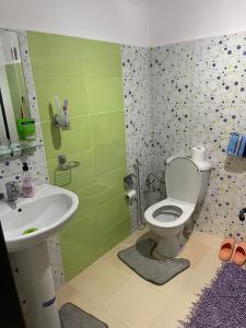 a bathroom with a toilet and a sink at Bel appartement à louer à Fès in Fès
