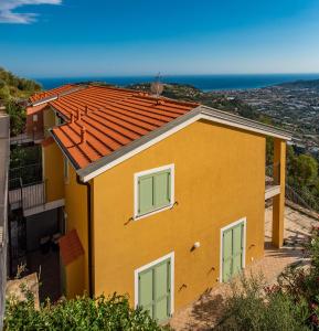 a yellow house with a view of the ocean at Fra Cielo e Mare - Private parking & Wi-Fi in Castellaro