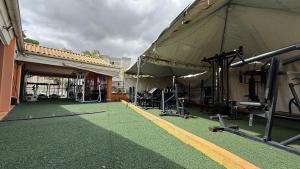 un edificio con una grande tenda con un pavimento verde di Seu lar perfeito fora de casa Prox ao Shopping Iguatemi a Sorocaba