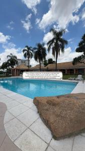 una piscina con un cartello di fronte a un edificio di Seu lar perfeito fora de casa Prox ao Shopping Iguatemi a Sorocaba