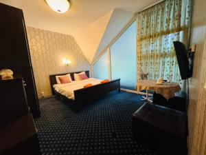 タリンにあるI&A Residence Humalaのベッドと大きな窓があるホテルの部屋