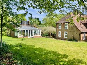 EythorneにあるWisteria Lodge, beautiful home in a great locationの前方の芝生の家