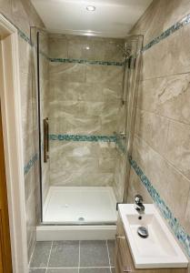 EythorneにあるWisteria Lodge, beautiful home in a great locationのシャワー、浴槽、洗面台を備えたバスルーム +30枚の写真