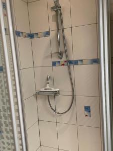 eine Dusche mit Duschkopf in einem Badezimmer in der Unterkunft "Maison de la mer" à 200 m de la plage - St Jean de Monts in Saint-Jean-de-Monts + 21 Fotos