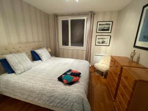 ein Schlafzimmer mit einem Bett, einer Kommode und einem Fenster in der Unterkunft "Maison de la mer" à 200 m de la plage - St Jean de Monts in Saint-Jean-de-Monts