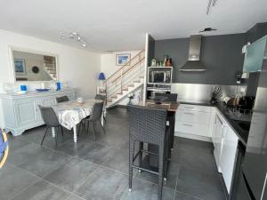 eine Küche mit Tisch und ein Esszimmer in der Unterkunft "Maison de la mer" à 200 m de la plage - St Jean de Monts in Saint-Jean-de-Monts