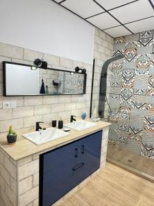 a bathroom with two sinks and a large mirror at Casa en Villa Romero in Alora