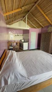 Voodi või voodid majutusasutuse Bungalow au cœur de la nature toas +2 fotot