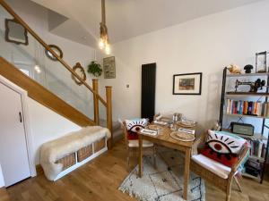 Posezení v ubytování 2 Bed Cottage - Sleeps 4 - Wifi - Parking