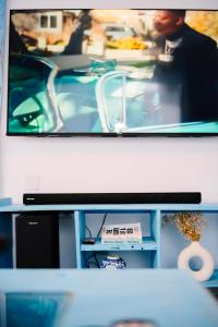 Μια τηλεόραση ή/και κέντρο ψυχαγωγίας στο Bleu by The Prime Escape