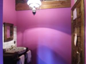 a bathroom with a purple wall and a sink at Carpe Diem in Navaridas