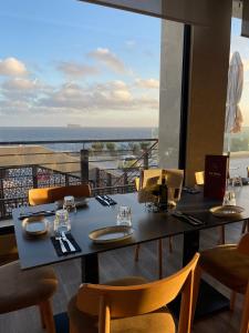 ein Esszimmer mit Blick auf das Meer in der Unterkunft R Lapsi Guesthouse in Siġġiewi