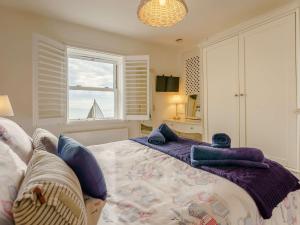 a bedroom with a bed and a window at 2 Bed in Ventnor 90147 in Ventnor