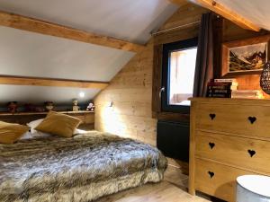 Postel nebo postele na pokoji v ubytování Chalets des Esquits vue panoramique pistes proches à pied