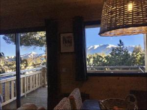 Nespecifikovaný výhled na hory nebo výhled na hory při pohledu z chaty