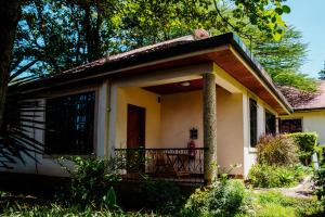 Casa pequeña con porche y balcón en Falcon Heights Hotel, en Nanyuki