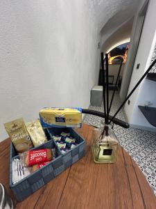 una scatola di snack su un pavimento di legno con una lampada di La piazzetta a Dolceacqua