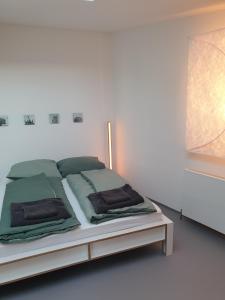 Postel nebo postele na pokoji v ubytování Fenster zum Hof