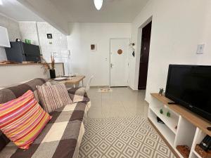 TV a/nebo společenská místnost v ubytování Apto na Tupi - 5 min da Praia!