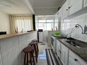 Kuchyň nebo kuchyňský kout v ubytování Apto na Tupi - 5 min da Praia! + 22 fotografií