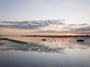 a group of boats in a large body of water at Étel: Appartement 2 pièces 37 m² - Balcon et Parking - FR-1-479-201 in Étel