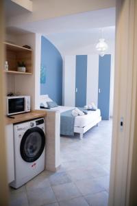 Habitación con cama y lavadora. en Home Parthenope, en Vico Equense