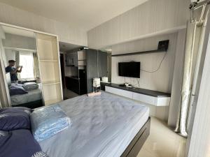 Kuchyň nebo kuchyňský kout v ubytování Tmansari Mahogany Apartement By Cozy