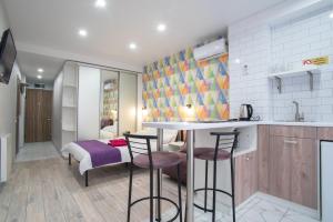 een keuken met een tafel en stoelen in een kamer bij Doba In Ua Luhovska255 Apartments in Dnipro