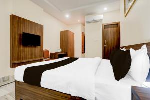 Postel nebo postele na pokoji v ubytování Hotel O Ganga Niwas