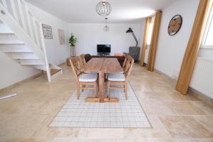 サン・カナにあるLuxury air-conditioned villa pool views Aix-en-Provence LS7-457の木製のテーブルと椅子のあるダイニングルーム