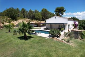 サン・カナにあるLuxury air-conditioned villa pool views Aix-en-Provence LS7-457の庭にスイミングプールがある家