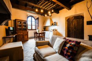 a living room with a couch and a kitchen at Podere Dell'Arco Country Charme in Viterbo