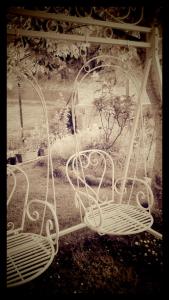 dos sillas blancas sentadas en un columpio en Casa Rural Fuentetrigo, en Brizuela