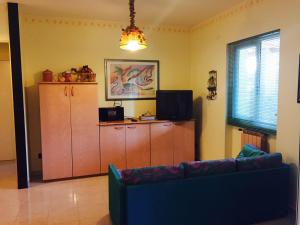 un soggiorno con divano e TV di Villarichi a Manfredonia