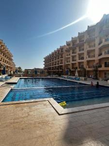 ハルガダにあるLuxury Apartmentの大きな建物の前の大きなスイミングプール