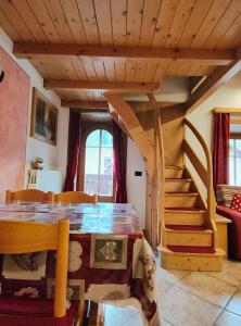 een kamer met een trap en een tafel en een trap bij PiZABELA MANSARDE in Livigno